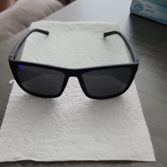 Stylish Black Sunglasses - Picture 3 of 6